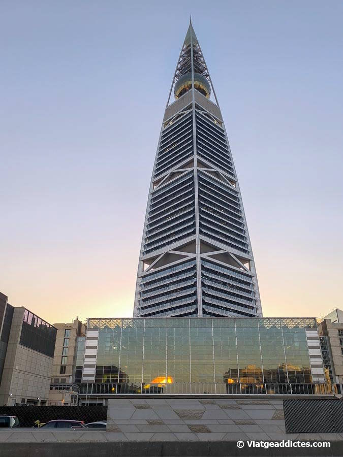 La Torre Al Faisaliah fou el primer gratacel de l'Aràbia Saudita (Riad)