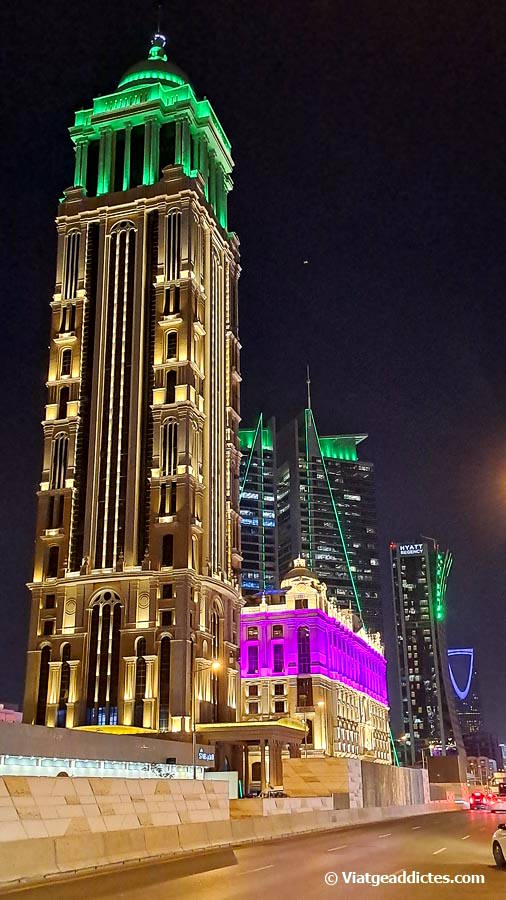 Edificis il·luminats de nit en el cèntric carrer Al Olaya  (Riad)