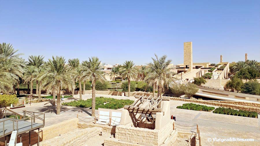 Vista dels jardins sobre el uadi Hanifah, el pont d'At Turaif i el pou de Salwa (Diriyah, Riad)