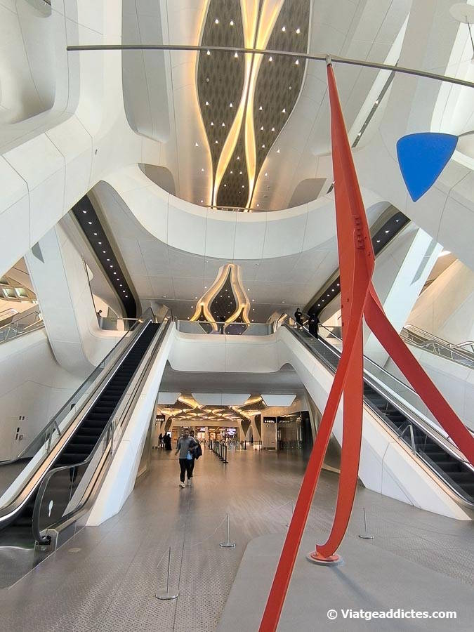 Imatge interior de l'estació de metro KAFD (Riad)