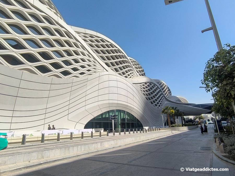 Vista exterior de l'espectacular estació de metro KAFD (Riad)
