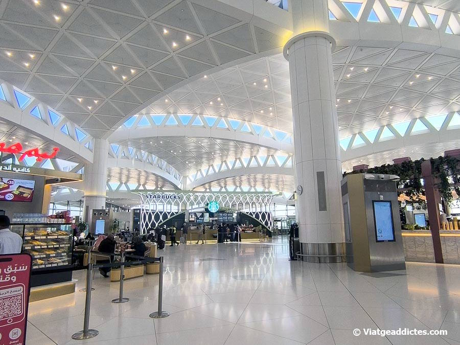 Interior d'una d eles termianls de l'aeroport King Khalid (Riad)