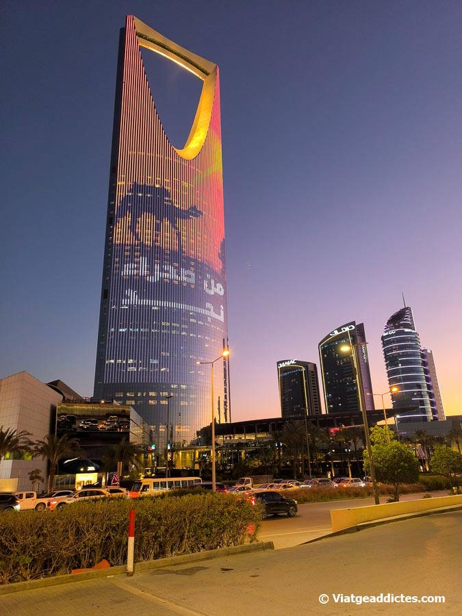El gratacels Kingdom Centre al capvespre (Riad)