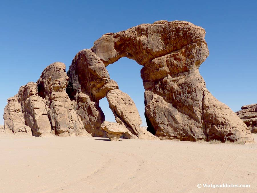 La formació rocosa de Jabal Kharab, una meravella natural (altiplà d'Umm Maraqi)