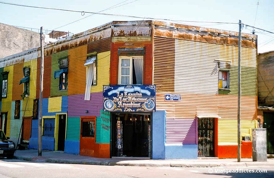 Típicas casas de colores vivos del barrio de La Boca