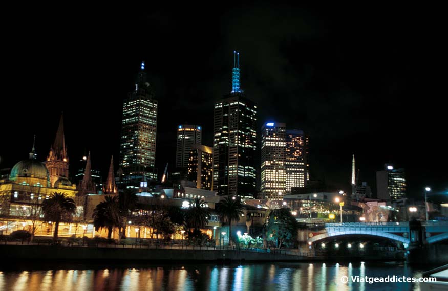 Vista nocturna del CBD de Melbourne y el río Yarra