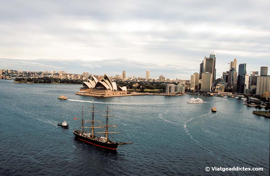 La Sydney Opera House y Circular Quay desde el puente
