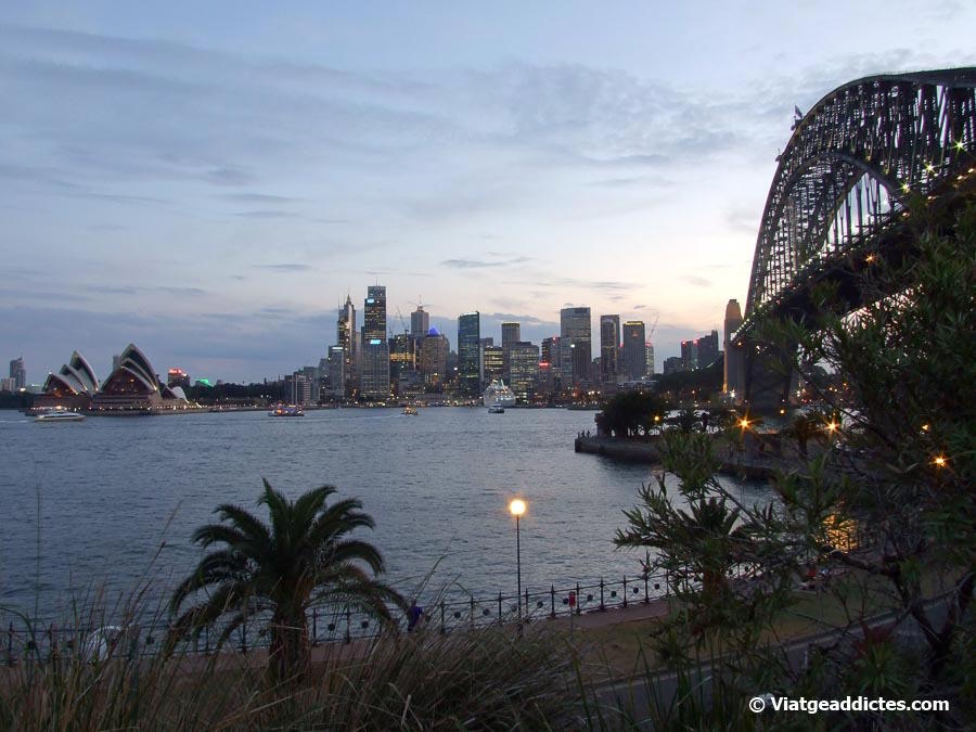 Vista de l'Òpera, del Pont de la Badia i del CBD des de Kirribilli al capvespre (Sydney, Austràlia)