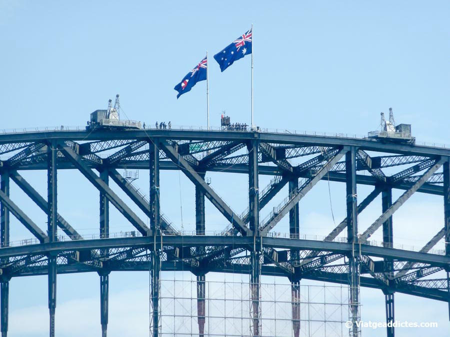 Grup d'«escaladors» dalt del Pont de la Badia (Sydney, Austràlia)