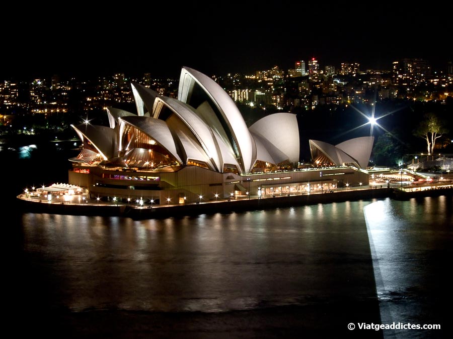 Imatge nocturna de l\'Òpera de Sydney feta des del Pont de la Badia (Sydney, Austràlia)