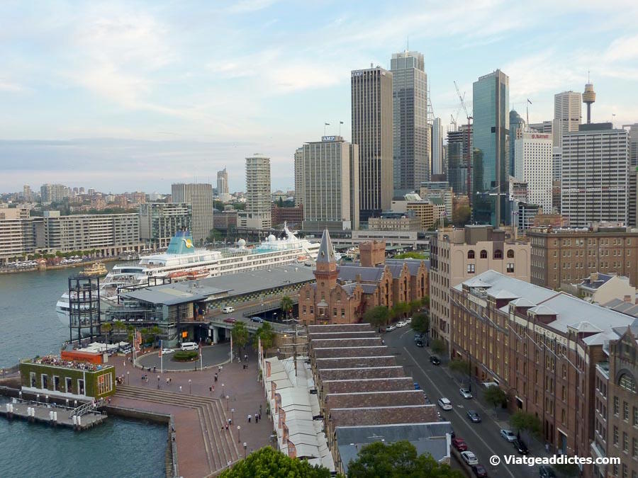 Vista sobre The Rocks, en primer terme, des del Pont de la Badia (Sydney, Austràlia)