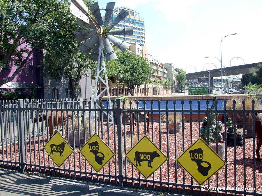 Entrant al barri de Woolloomooloo, en la cruïlla de Cathedral St i Palmer St (Sydney, Austràlia)
