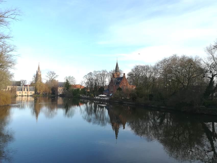 El canal Minnewater de Bruges