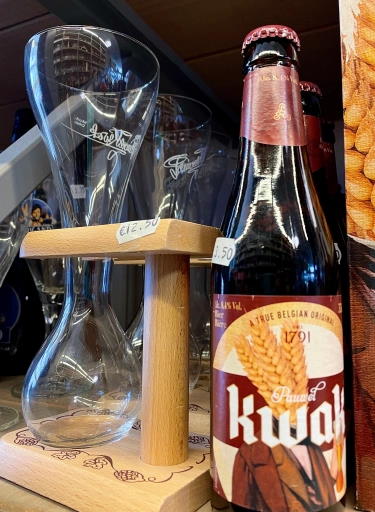 Botella de la cerveza Pauwel Kwak con su vaso único
