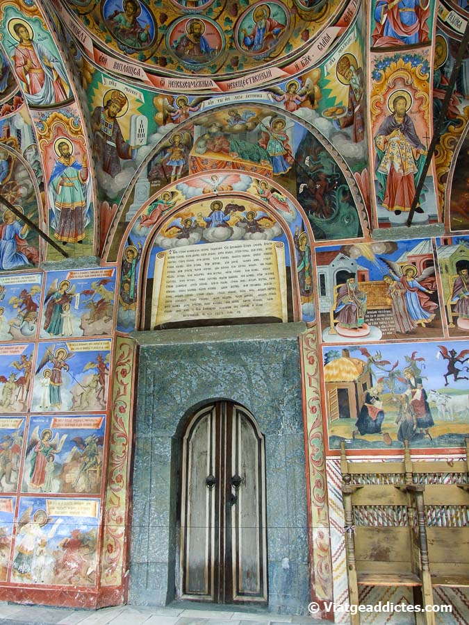 Entrada amb frescos de temàtica bíblica al voltant, en el monestir de Rila