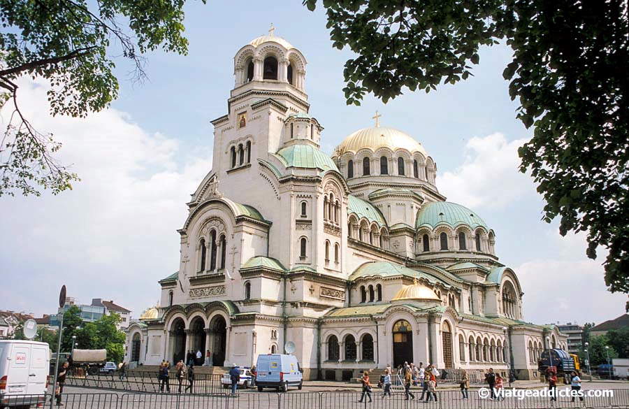 Vista lateral de la Catedral Alexander Nevski (Sofia)