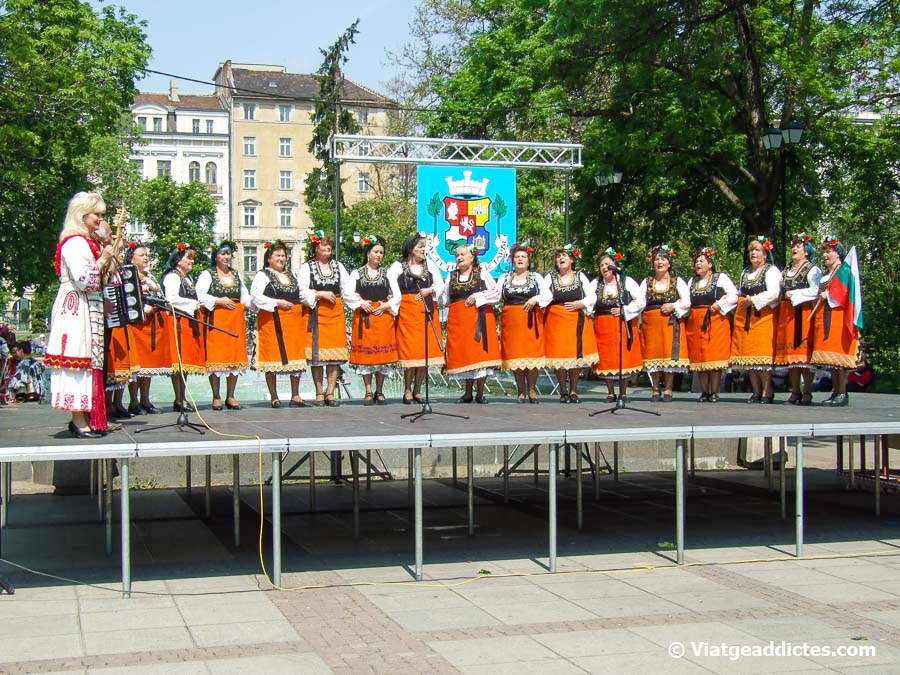Coro femenino de voces búlgaras en el Jardín de la Ciudad (Sofia)