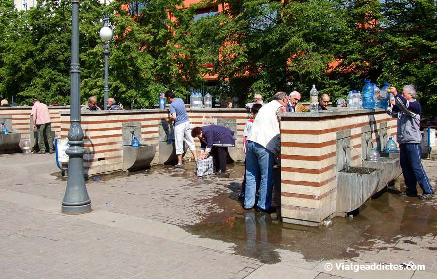 Fuentes de agua mineral caliente el el parque Tsentralna Banya (Sofia)