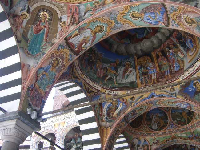 Uno de los arcos del Monasterio de Rila