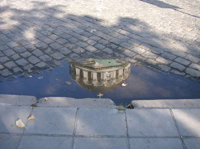 Reflejo de la Catedral en un charco de agua