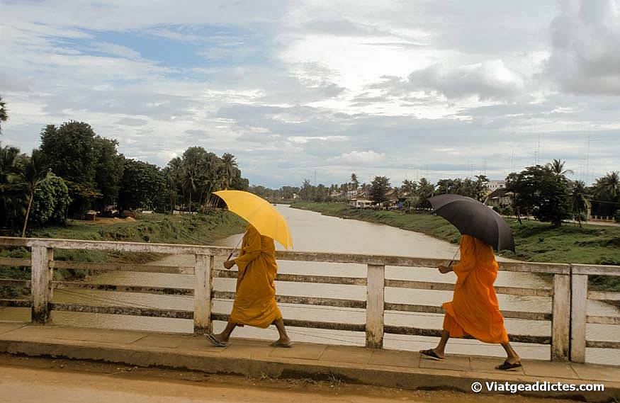 Monjos creuant el riu Stoeng Sangke (Battambang)