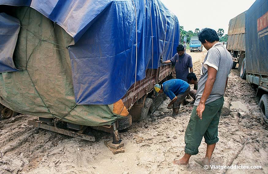 Camiones atrapados en el barro de la NH-6 a Siem Reap