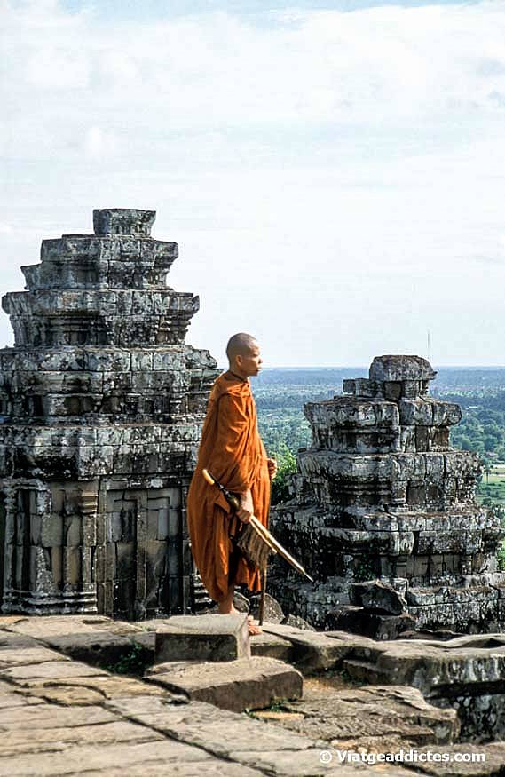 Un monje en la cima de Phnom Backeng