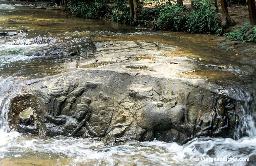 Figuras talladas en el río de Kobal Spien