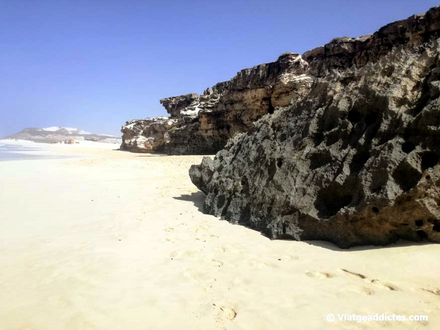 Grandes rocas en la Praia da Varandinha