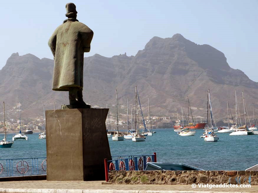 La estatua de Diogo Afonso frente a la bahía de Mindelo