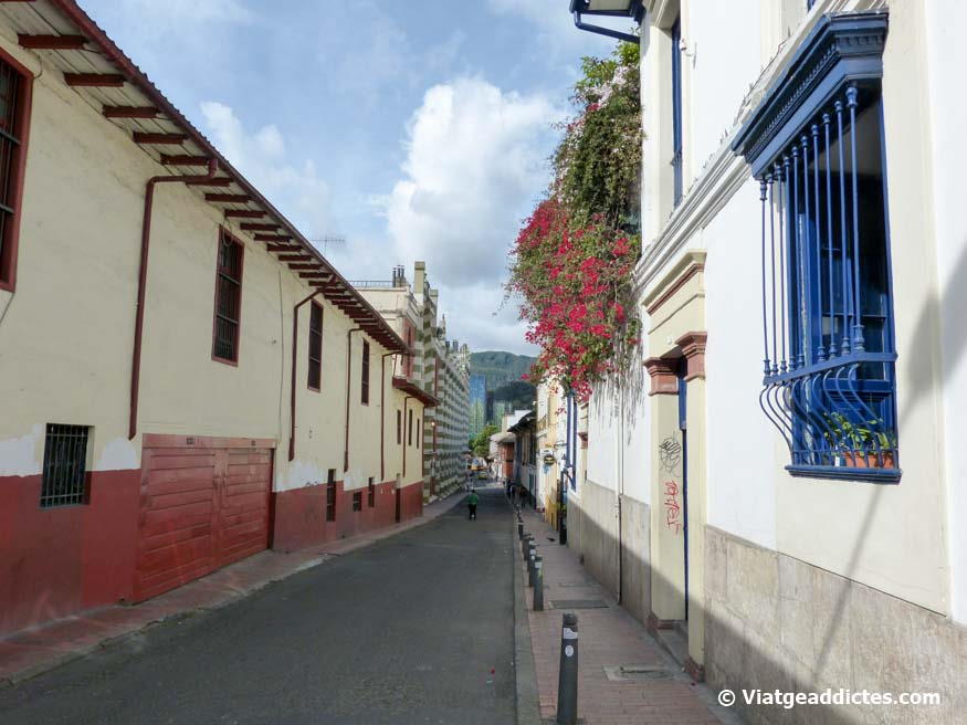 Carrer del centre històric de La Candelaria (Bogotà)