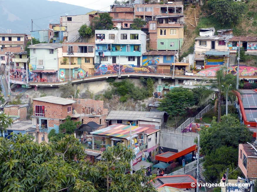 Vista sobre la Comuna 13 i el seu art urbà (Medellín)
