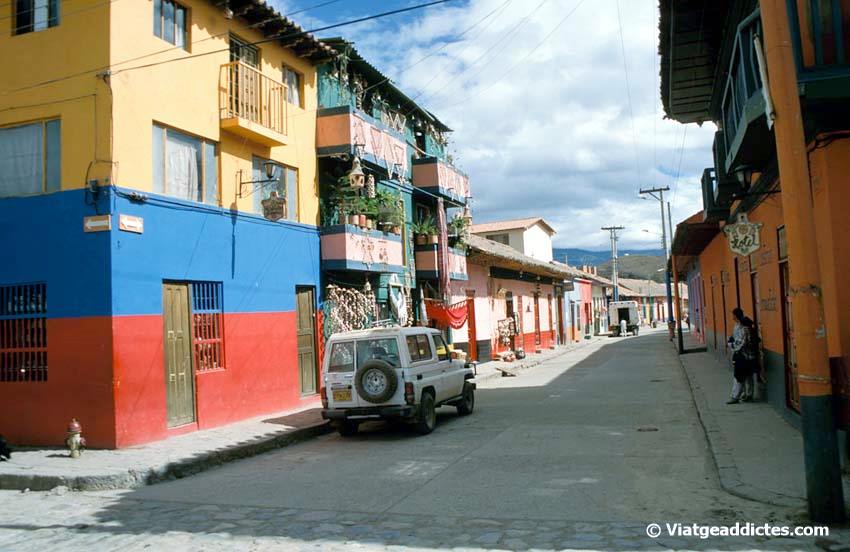 Casas coloridas en una calle de Ráquira