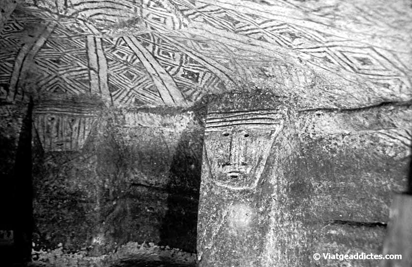 Imagen en B/N de una tumba subterránea, Tierradentro