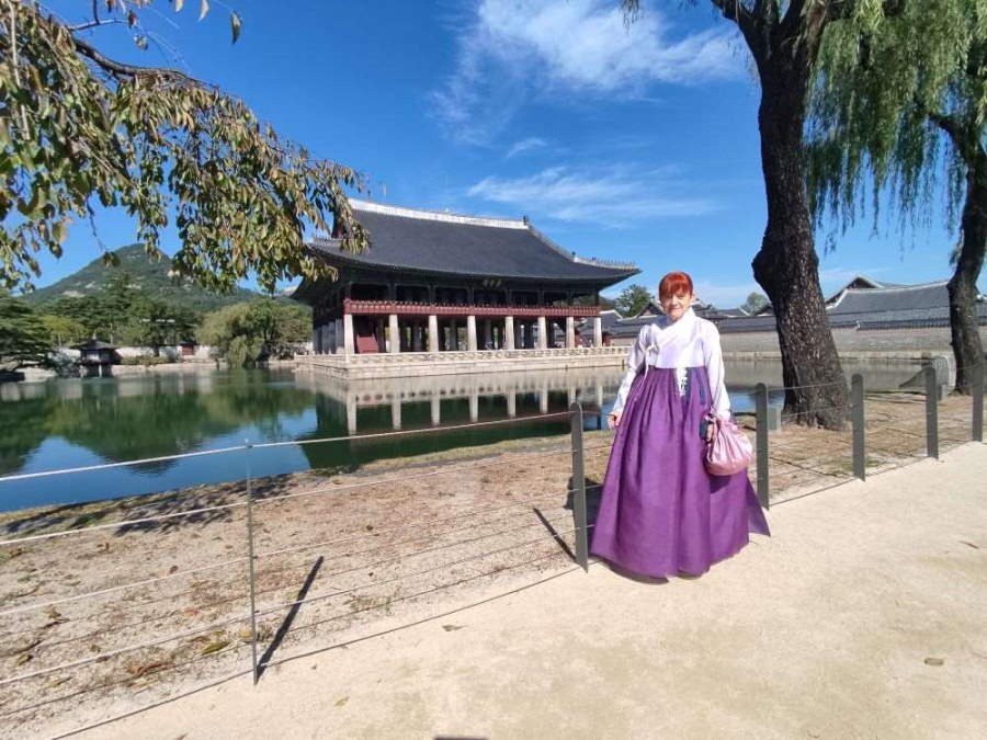En el palau reial de Gyeongbokgung amb el vestit tradicional coreà