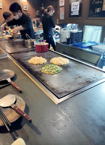 Okonomiyakis en un restaurant d'Osaka