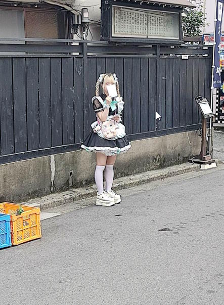 Noia «maido» en un carrer d'Akihabara (Tòquio)