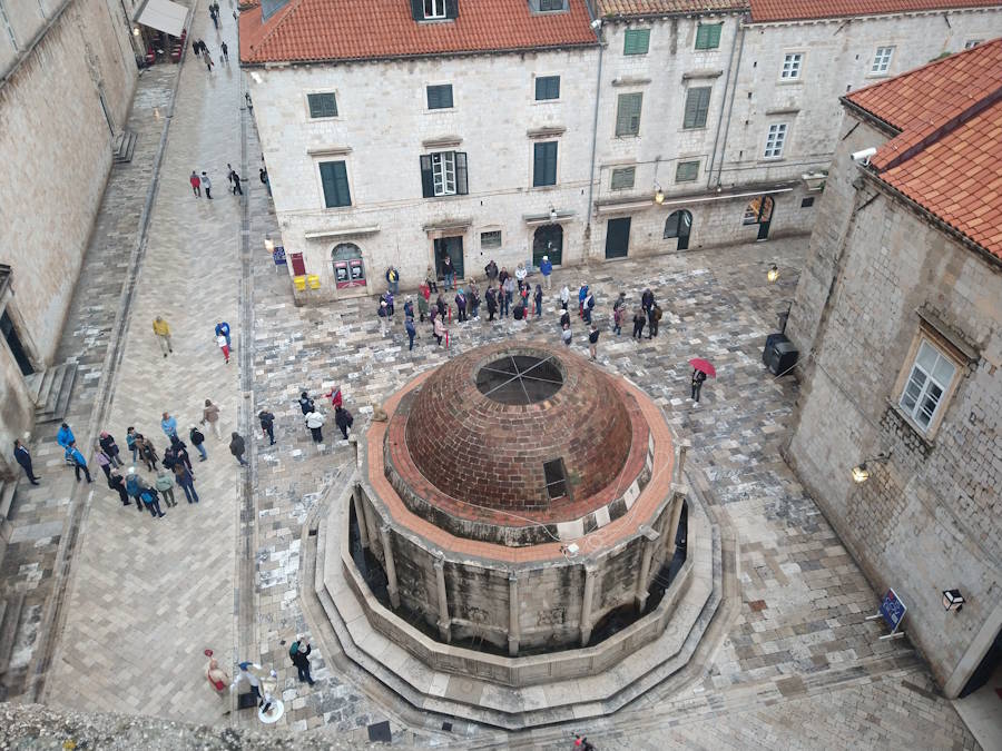 Vista de la font d'Onofrio des de les muralles (Dubrovnikl)