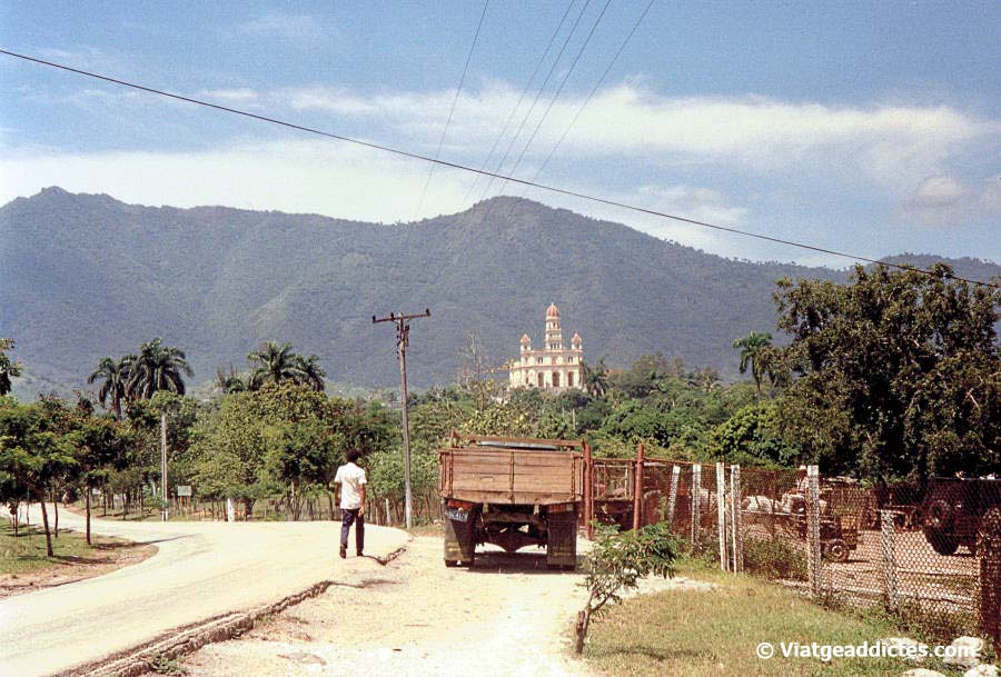 De camino hacia la Basílica de Nuestra Señora del Cobre (Santiago de Cuba)