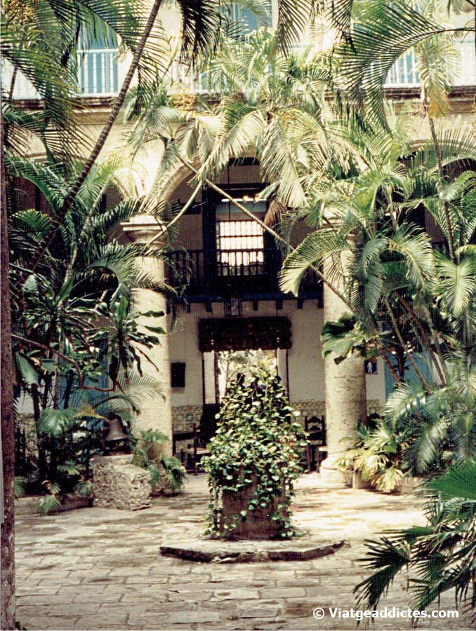 Patio colonial en un edificio de La Habana Vella