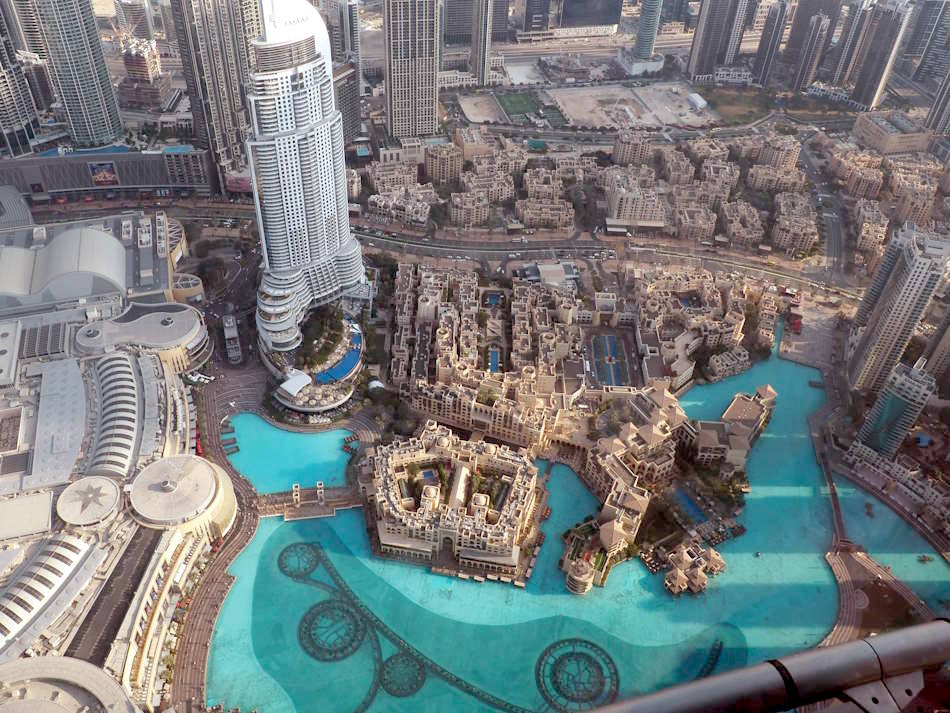 Vista sobre la Dubai Fountain i el Dubai Mall des del mirador del Burj Khalifa