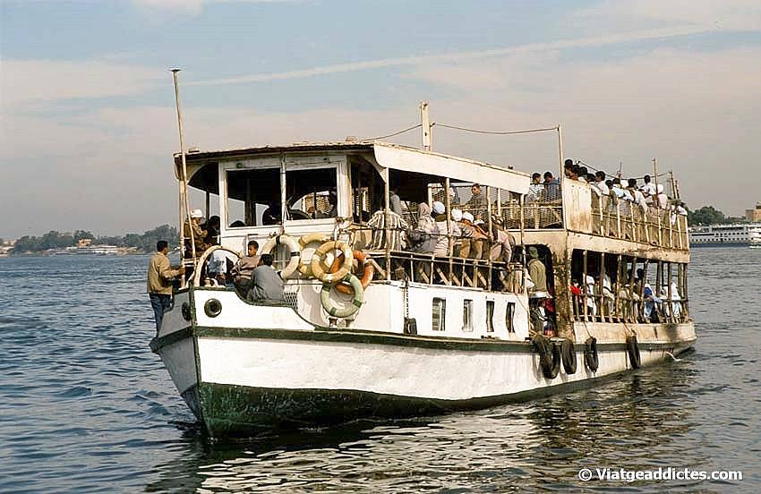 Ferry que une las dos orillas del Nilo en Luxor