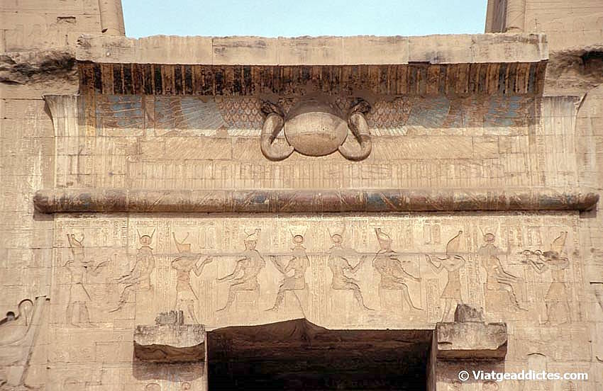 Detalle sobre la entrada al Templo de Horus