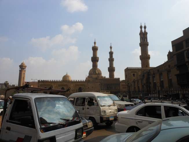 Caos de coches frente a mezquitas en El Cairo