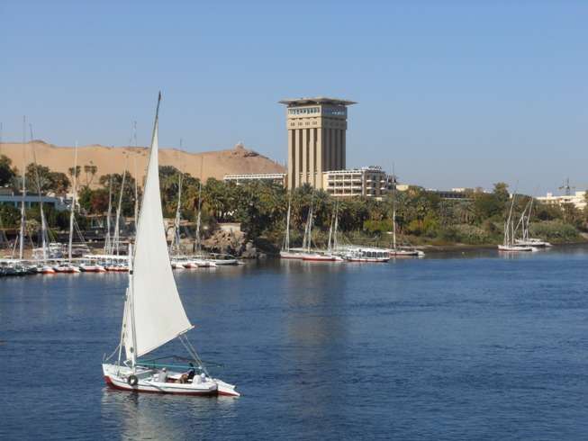Faluca en el Nilo, frente a Asuán