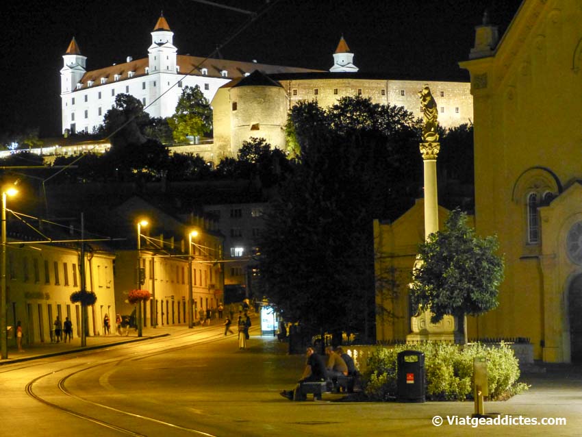 Vista nocturna del castillo de Bratislava