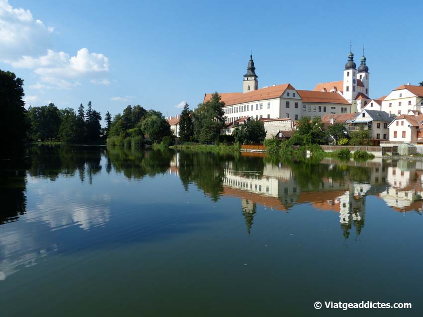 Reflejos del castillo de Telč sobre el estanque