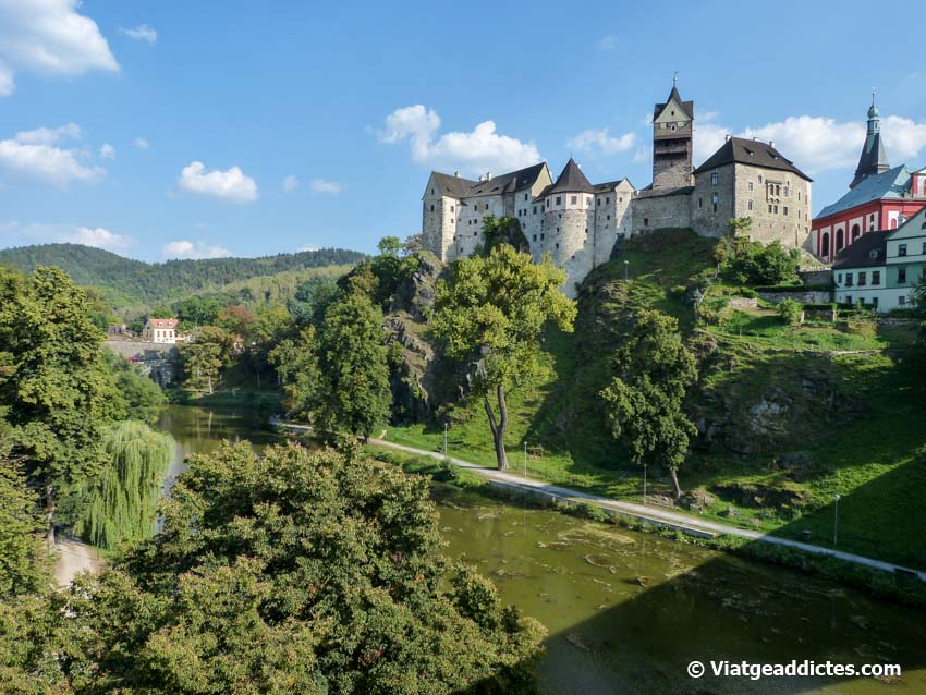 El castillo de Loket y el río Ohře