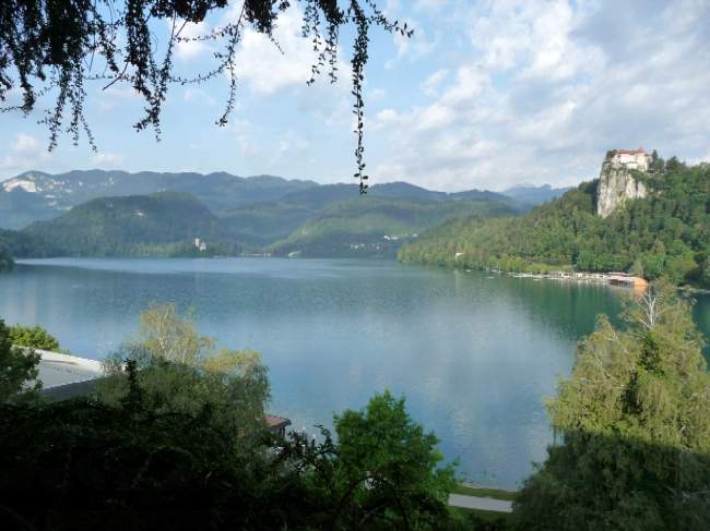 Vista del castillo y lago de Bled