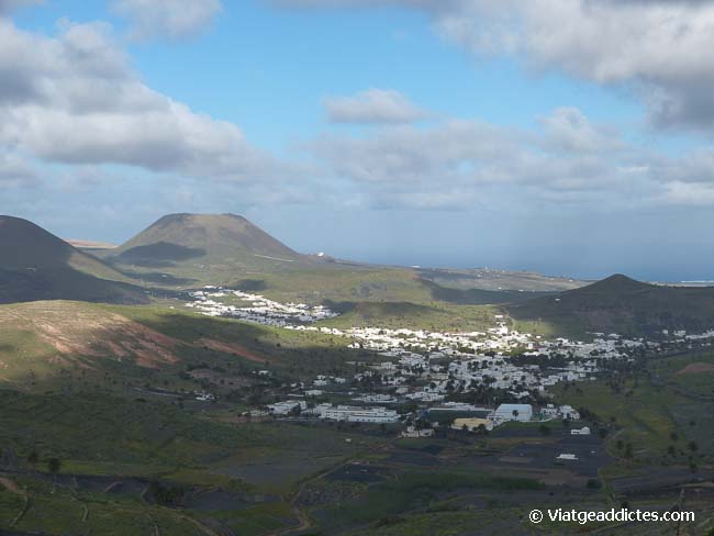 Vista de Haría y el norte de la isla (Lanzarote)